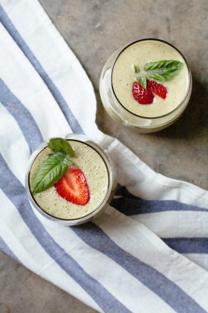 vegan--strawberry-basili-smoothie